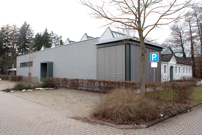 Der Erweiterungsbau des Fabrikmuseums der Stadt Roth ist ein modernes Gebäude mit gerader Linienführung.