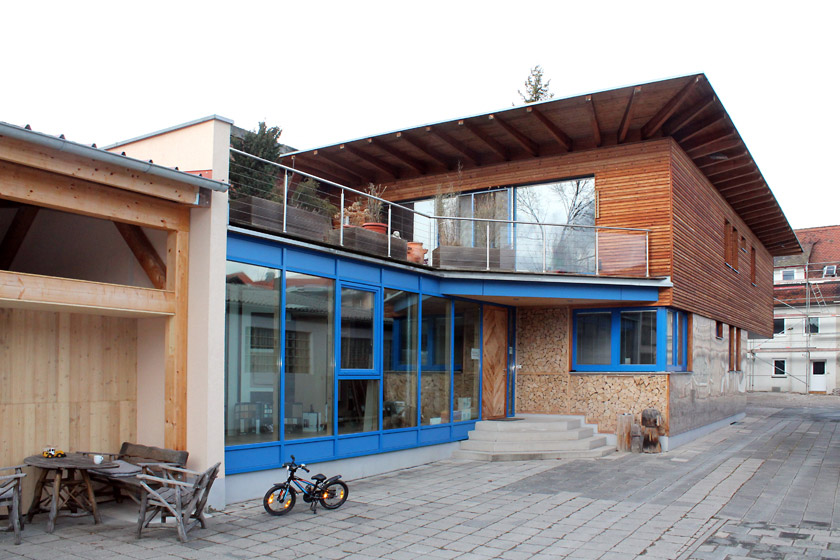 Das Büro- und Wohngebäude der Zimmerei Hochreuther ist ein moderner Neubau in Roth.