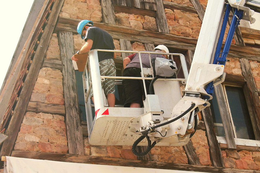 Ingenieure des Ingenieurbüros Prell bei der Schadensaufnahme an der Fassade und der Dachkonstruktion des „Amserhauses“ der Stadtbrauerei Spalt.