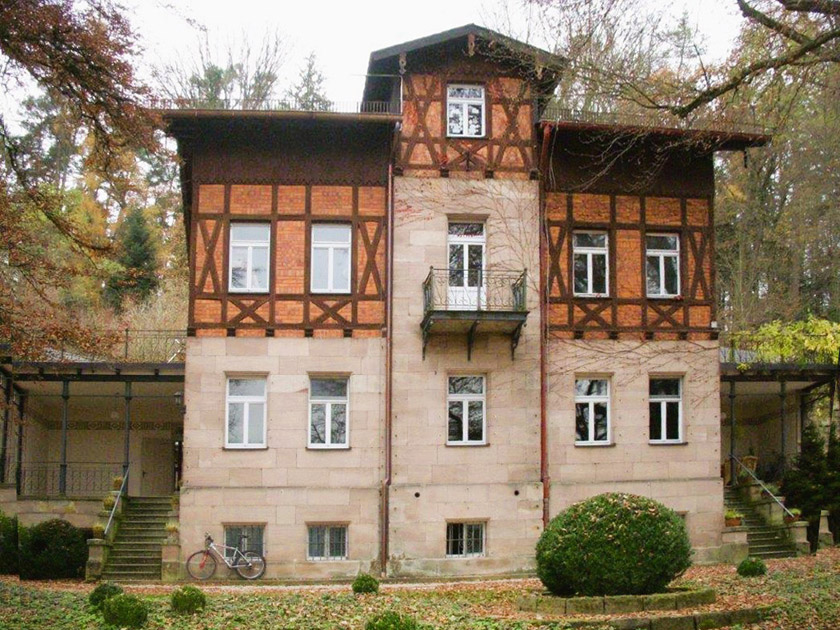 Die untere Villa im Weinbergweg in Roth wurde gemäß dem Denkmalschutz saniert.